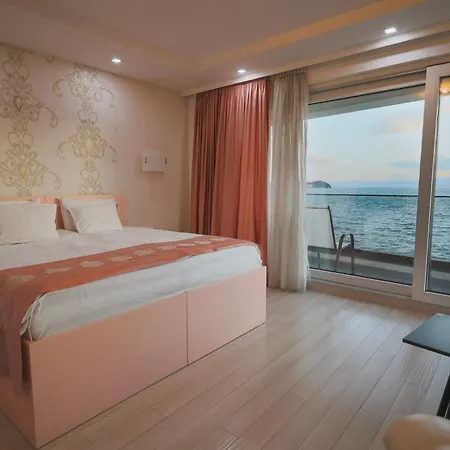 Mr.i Boutique & Bar Ohrid
