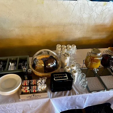 Mr.i Boutique & Bar